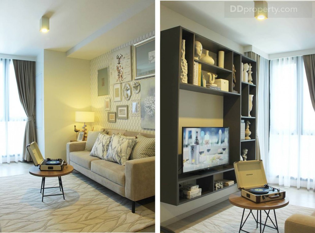 ความสูงจากพื้นถึงเพดานห้องนี้ประมาณ 2.5 เมตร ซึ่งก็ถือว่ากำลังดี รูปขวามือเป็นชั้นวางทีวีที่บิลท์อินมาให้ เป็นแบบลอยตัวสะดวกต่อการทำความสะอาด