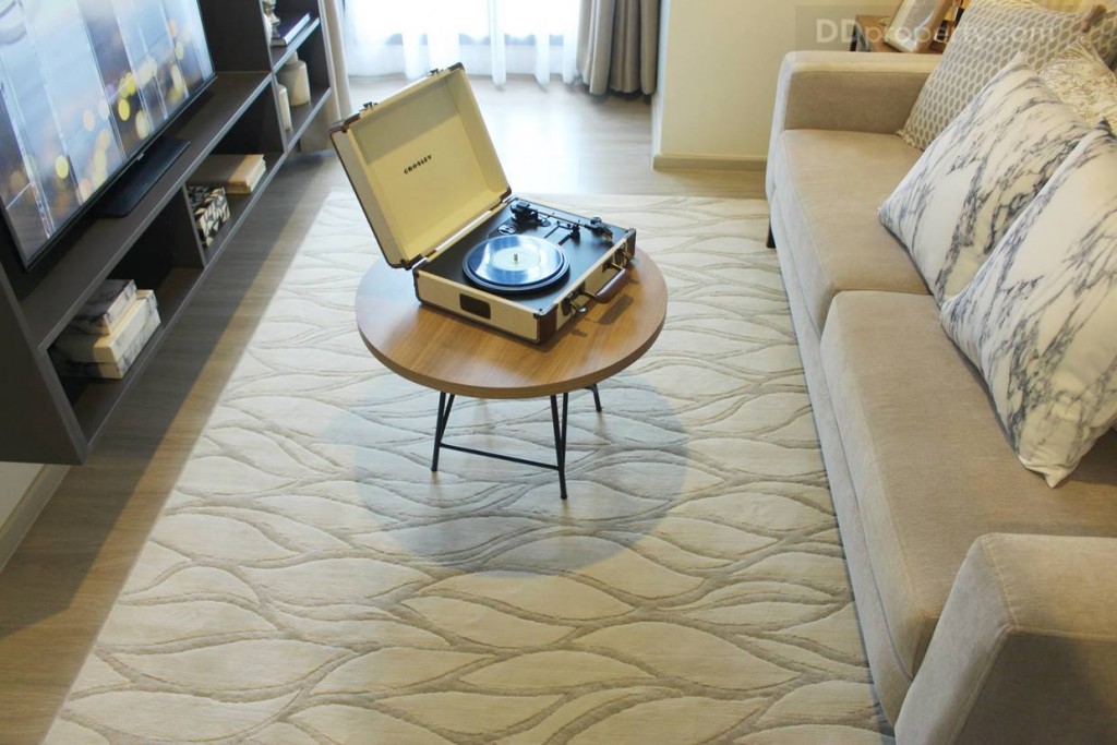 พื้นที่ว่างระหว่างโซฟากับชั้นวางทีวีประมาณ 1.5 เมตร