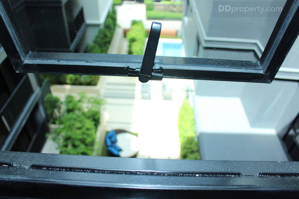 ด้านผนังห้องนั่งเล่นจะเป็นกระจกแบบบานกระทุ้งเพื่อเปิดรับแสงให้เข้ามาภายในห้อง