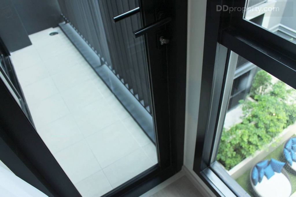 ด้านซ้ายมือมีการเจาะผนังทำเป็นประตูทะลุไปยังระเบียงห้องนอน