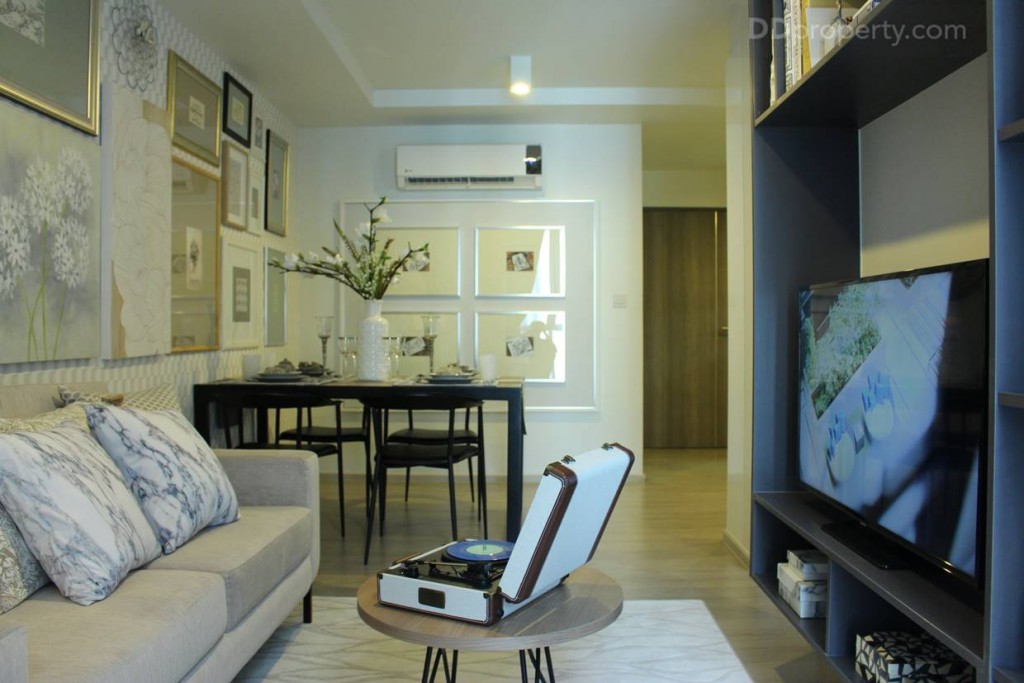 มุมมองจากพื้นที่ด้านหลังของห้องนั่งเล่น พื้นห้องปูด้วยลามิเนตหนา 8 มม.