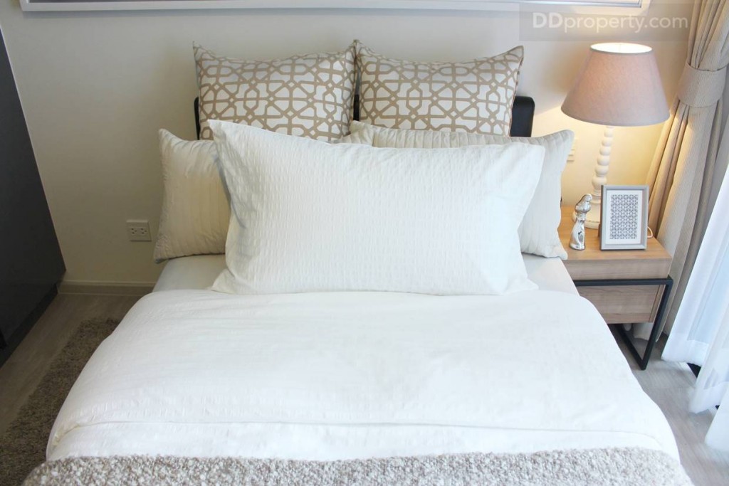 เตียงขนาด 3.5 ฟุต ดูลงตัวทีเดียวกับห้องขนาดนี้