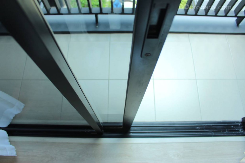 ประตูระเบียงเป็นกระจกบานเลื่อนตัดแสง ขอบอะลูมิเนียมสีดำ