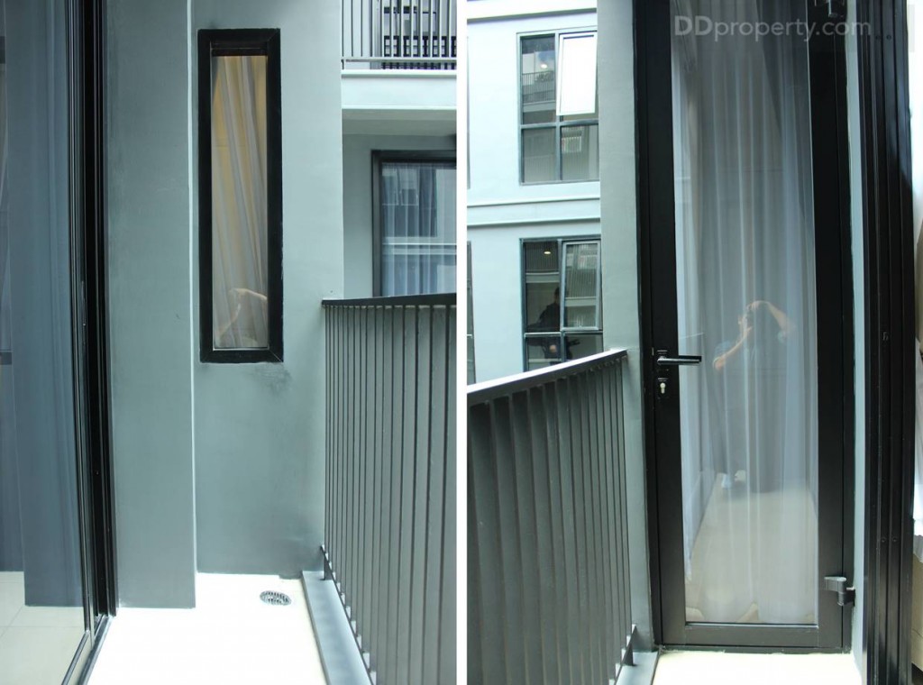 มุมมองของทั้ง 2 ฝั่งของระเบียง รูปซ้ายมีการเจาะผนังติดกระจกใสเพื่อให้แสงธรรมชาติเข้าห้อง ด้านขวามือเป็นประตูทะลุไปยังห้องนั่งเล่น
