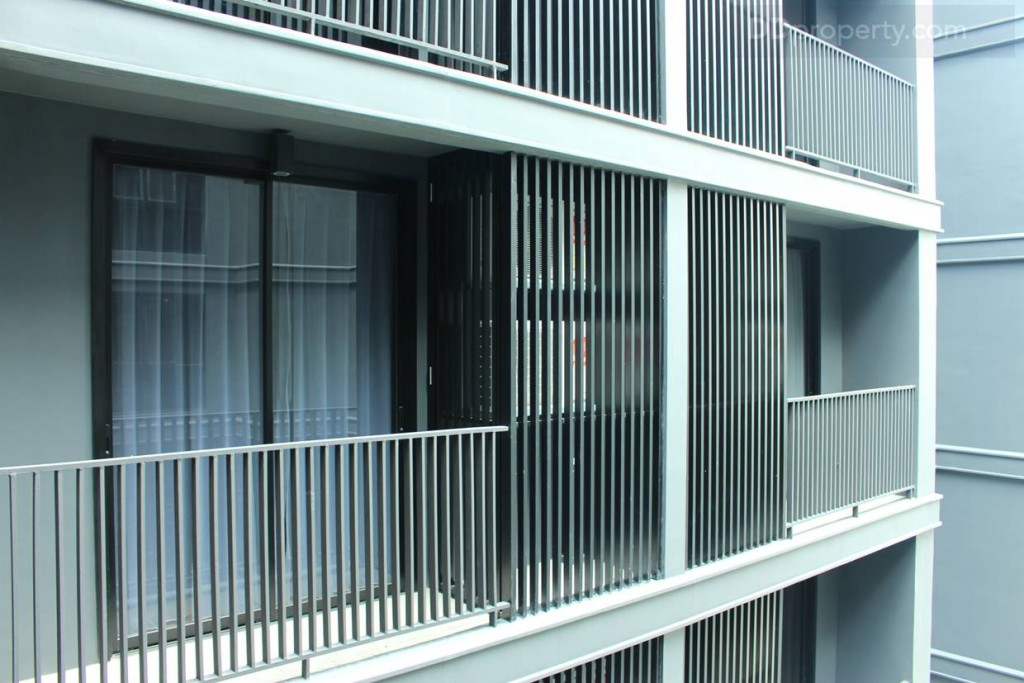 มุมมองด้านซ้ายมือจากระเบียงของห้องตัวอย่าง