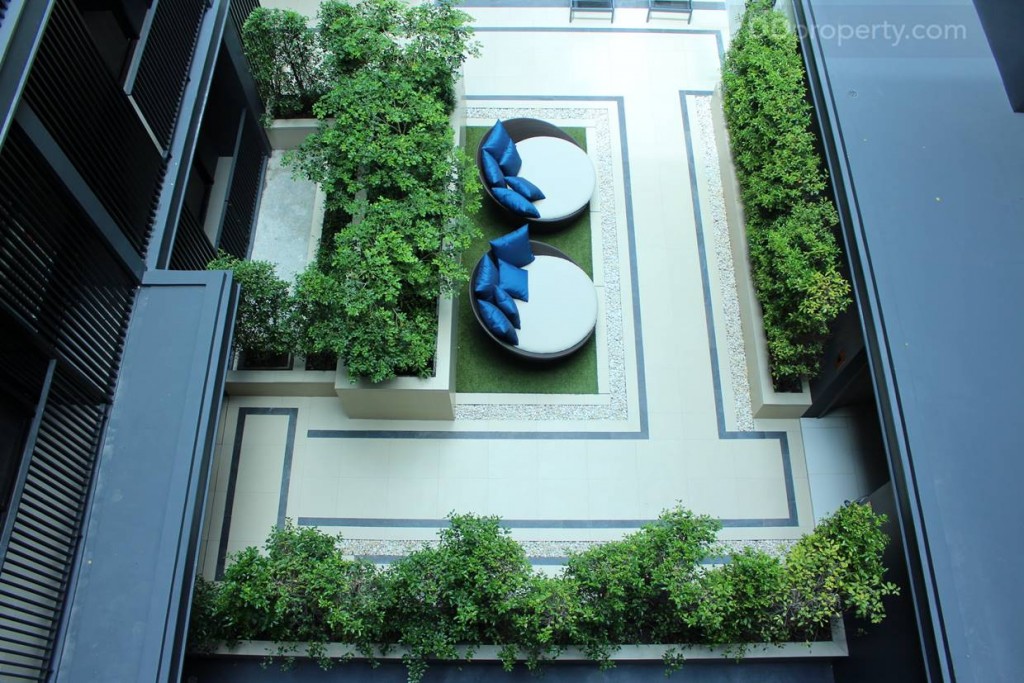 มุมมองด้านล่างจากระเบียงของห้องตัวอย่าง จะมองเห็นพื่นที้ส่วนกลางบริเวณชั้น 2 ของโครงการ