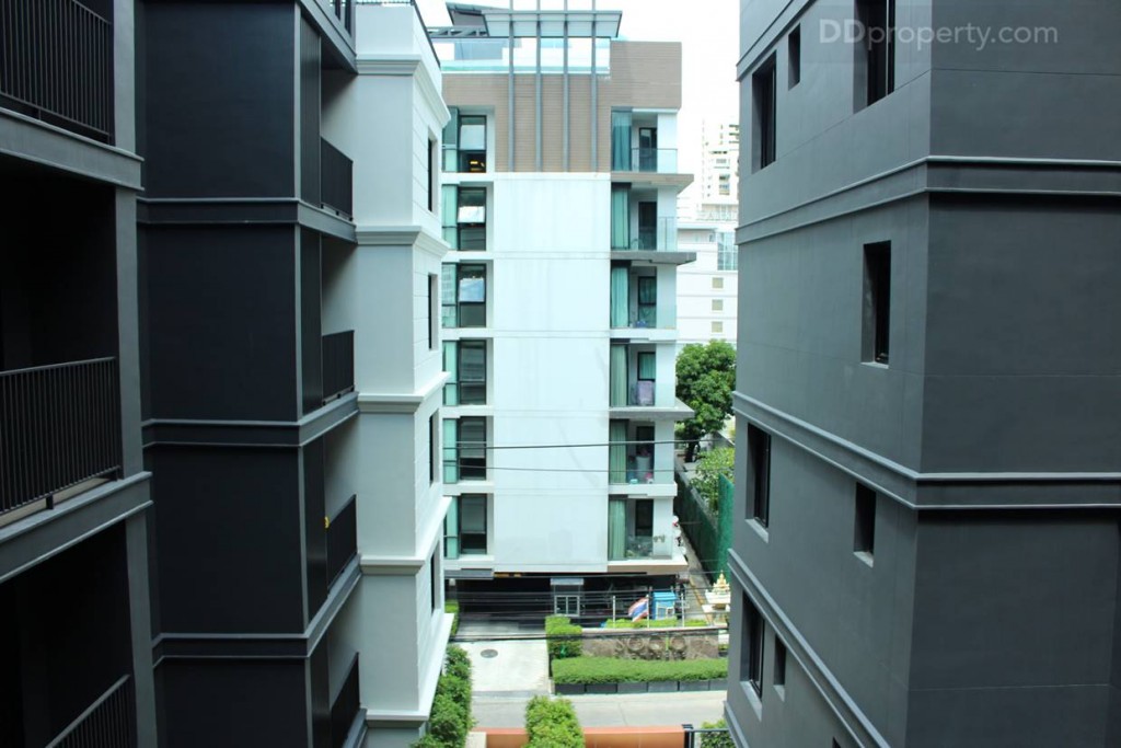 มุมมองด้านหน้าจากระเบียงของห้องตัวอย่างจะเป็นเซอร์วิส อพาร์ทเมนต์