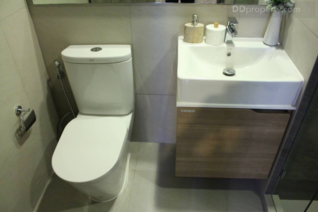 สุขภัณฑ์ สีขาวสไตล์โมเดิร์น ของ American Standard ใต้อ่างล่างหน้าบิลท์อินเป็นที่เก็บของ