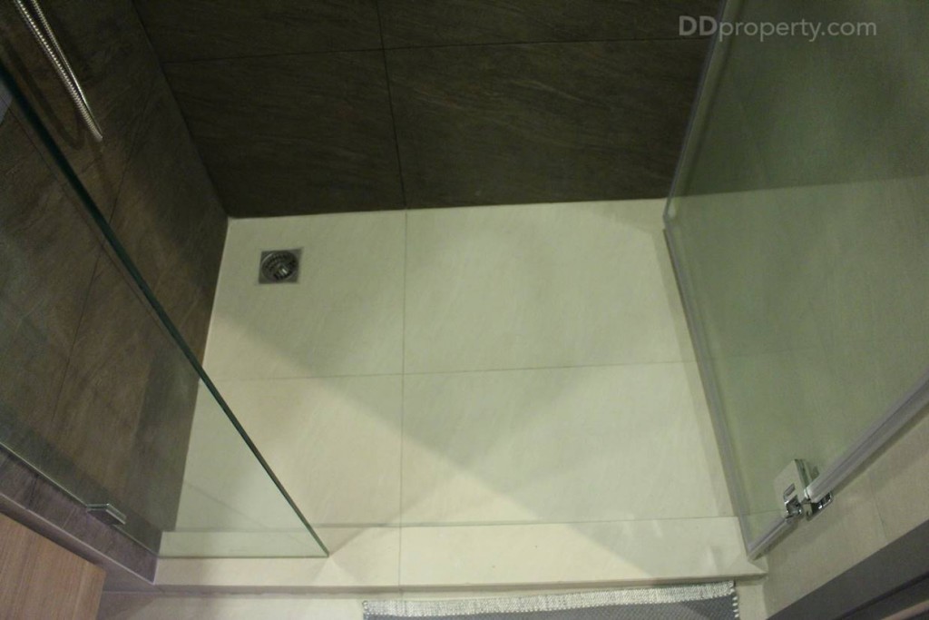 บริเวณที่อาบน้ำขนาด 0.75 x 0.75 เมตร มีการยกขอบกันน้ำไหลออก