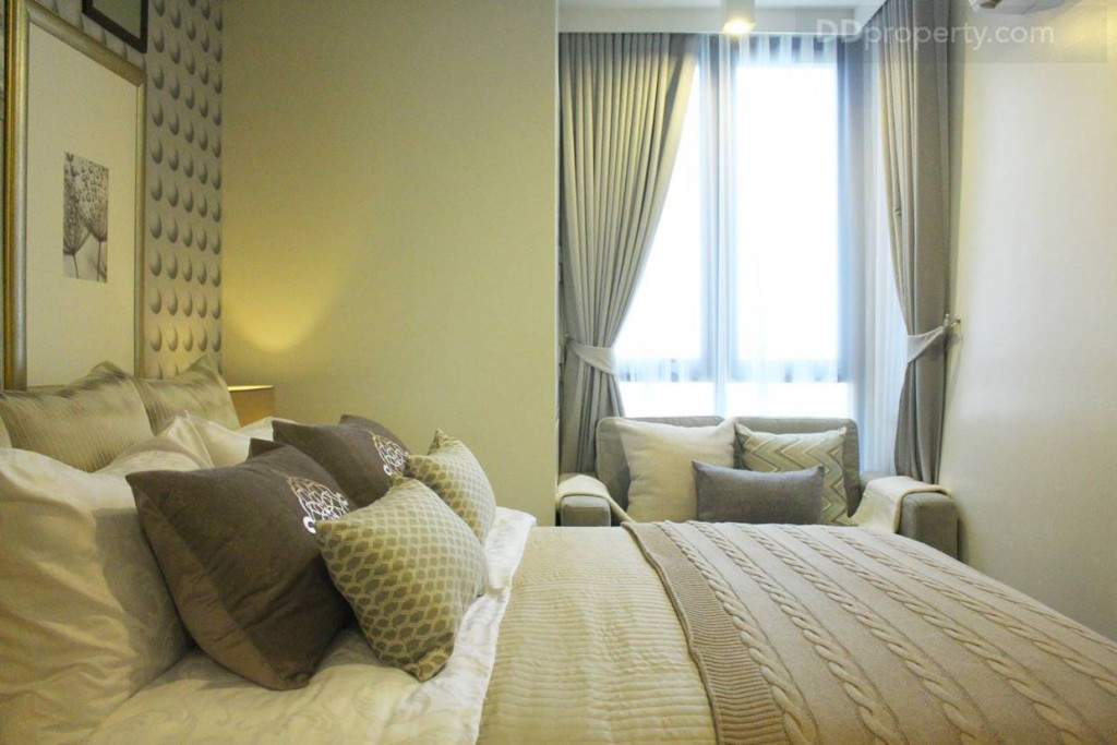 มุมมองด้านข้างของเตียง บริเวนหน้าต่างจะเป็นโซฟาเบดที่ให้มาพร้อมกับห้อง