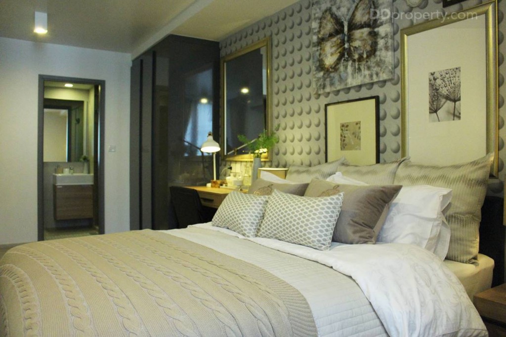 มุมมองภายใน Master bedroom จากโซฟาเบด ผนังของห้องนอนจะเป็นสีขาวฉาบเรียบแบบมาตรฐาน