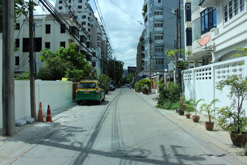 ถนนทางเข้าภายในซอยร่วมฤดี 2 เป็นทาง One Way กว้าง 5 เมตรโดยประมาณ