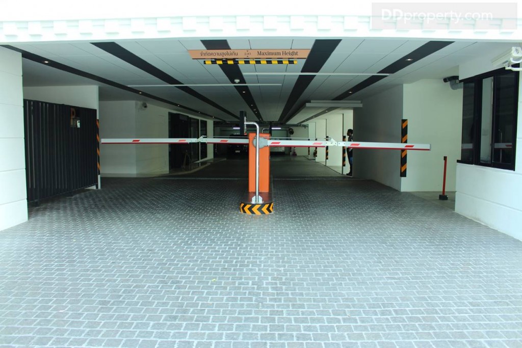 ด้านหน้าทางเข้าโครงการสูง 2.1 เมตร เข้า-ออกด้วยระบบคีย์การ์ด CCTV รอบโครงการ พร้อมด้วยรปภ. 24 ชม.