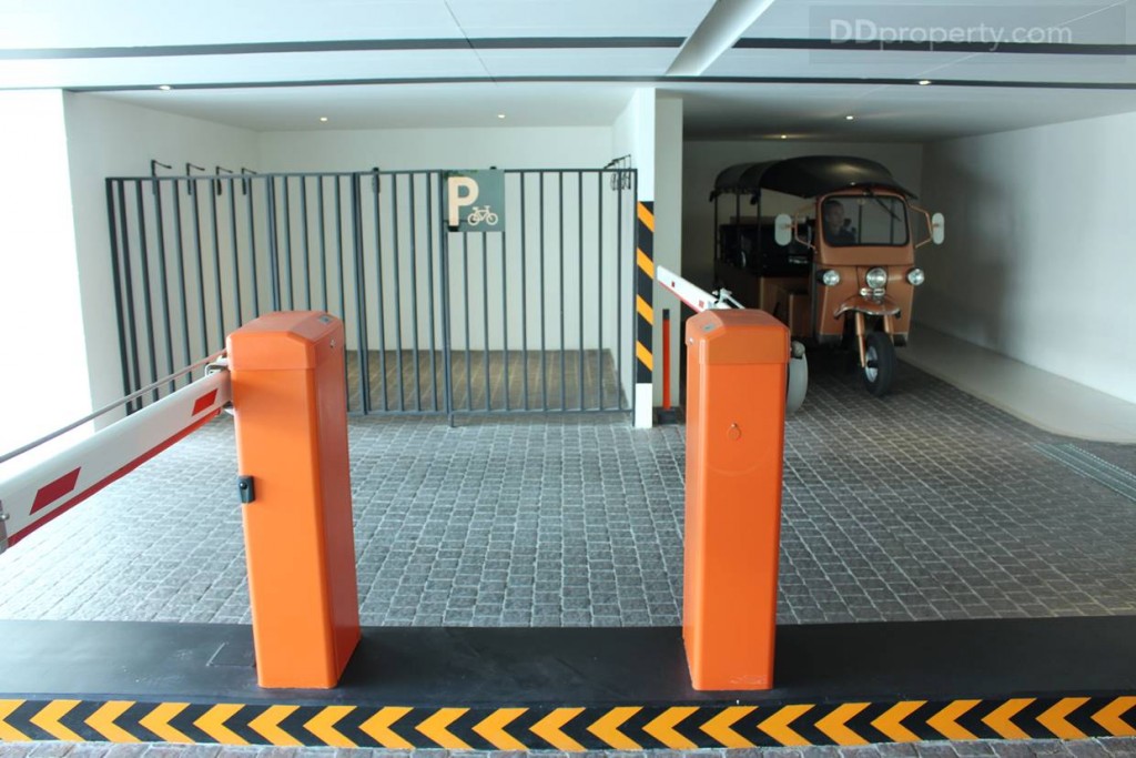 ที่จอดรถจักรยานอยู่ทางด้านหน้าทางเข้า และมีจุดจอดรถรับ-ส่งตามสถานีรถไฟฟ้า ตลอด 24 ชม.