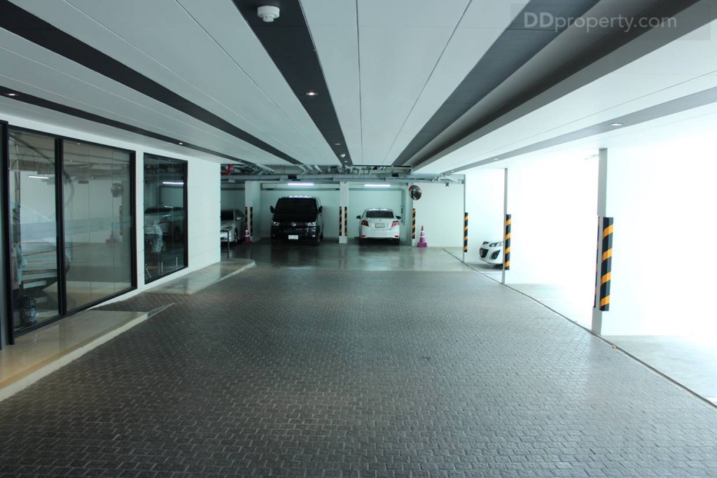 บริเวณนี้เป็นพื้นที่จอดรถบริเวณด้านหน้าล็อบบี้ของโครงการ มีการเก็บงานบริเวณเพดานเพื่อให้ทางเข้าดูสวยงาม
