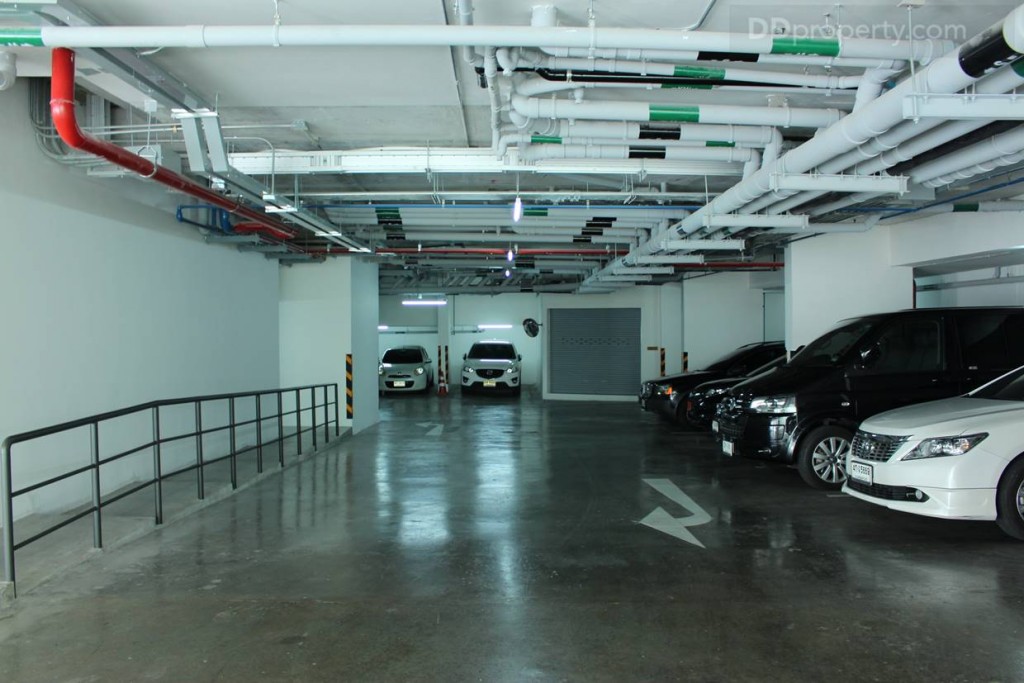 เมื่อเข้ามาด้านในจะเป็นเพดานเปลือย ที่เปิดให้เห็นระบบท่อต่างๆ ของโครงการ จริงๆ ที่เลือกเปิดเปลือยเช่นนี้ก็เพื่อสะดวกต่อการซ่อมบำรุง