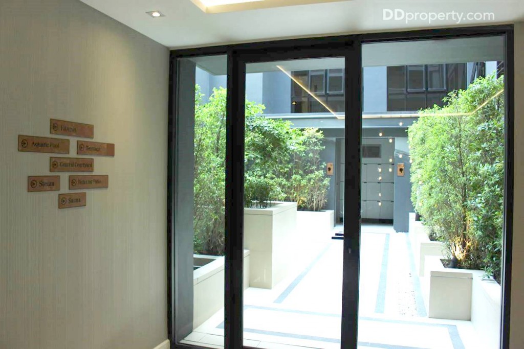 ขึ้นมาตามทางบันไดวนจากล็อบบี้ ก็จะเป็นพื้นที่ส่วนกลาง ที่รวมสิ่งอำนวยควาสะดวกต่างๆ