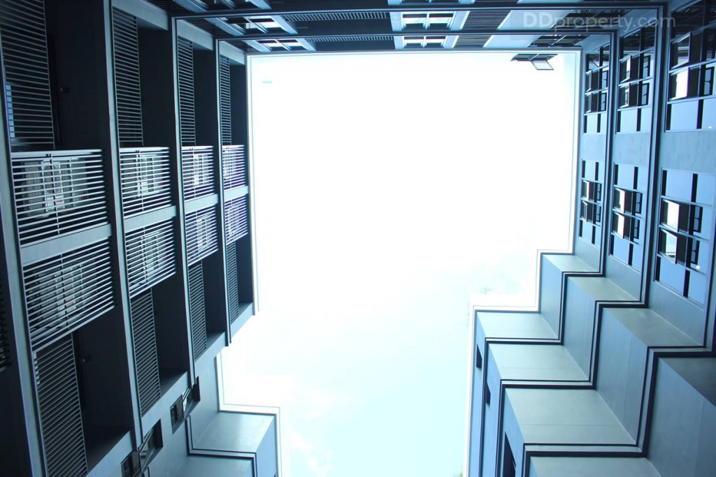 มุมมองด้านในของตัวอาคารจากพื้นที่ส่วนกลางบริเวณชั้น 2