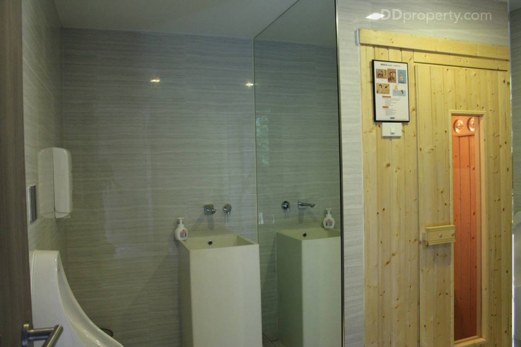 ในห้องน้ำชายจะมีซาวน่า