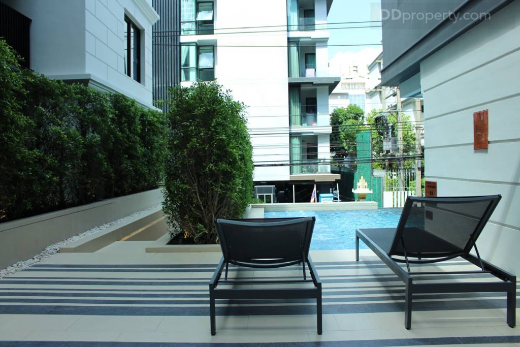 เตียงอาบแดดบริเวณด้านทางลงสระว่ายน้ำ ระบบอควาติกพูลพร้อมจากุซซี่