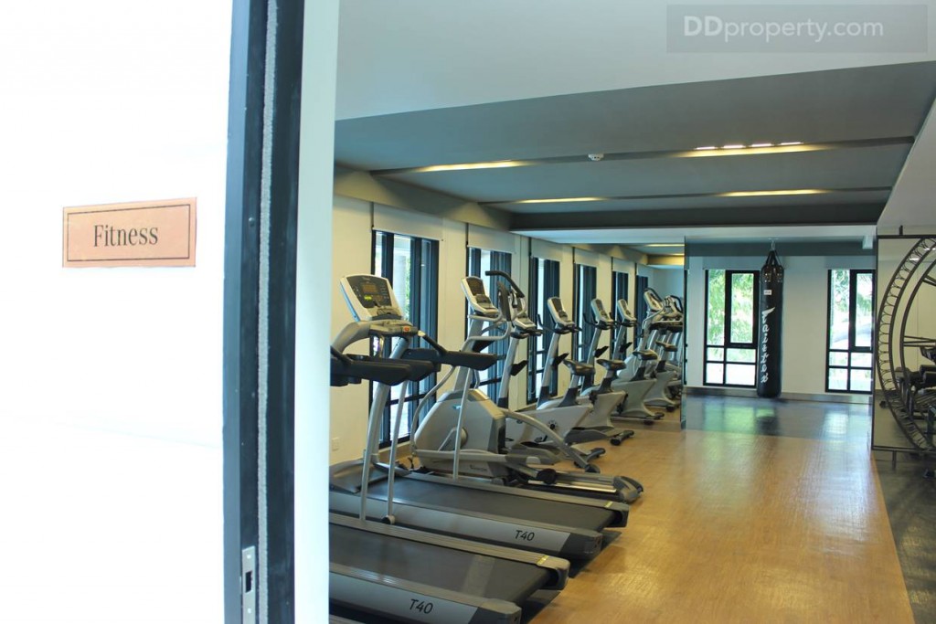 ติดกับสระว่ายน้ำเป็นห้องฟิตเนส และบ็อคซิ่งยิม พร้อมอุปกรณ์มาตรฐาน
