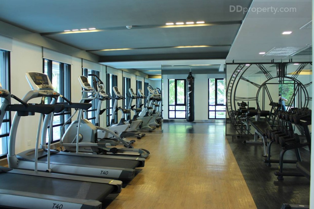มุมมองภายในห้องฟิตเนส มีลู่วิ่ง ที่ปั่นจักยาน ที่วิ่งแบบสกี อย่างละ 2 เครื่อง พร้อมที่ยกน้ำหนักชุดใหญ่ซึ่งมีทุกขนาด