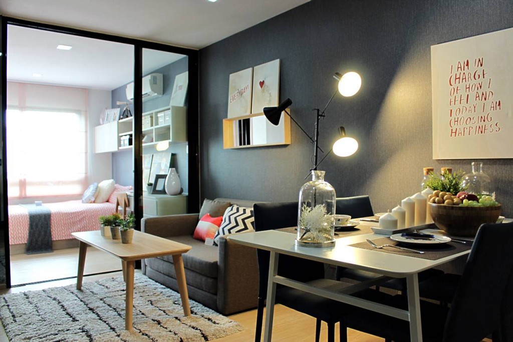 มุมมองภายในห้องตัวอย่าง ซึ่งเมื่อเข้ามาในห้องจะเป็นโต๊ะรับประทานอาหาร ถัดเข้าไปจะเป็นห้องนั่งเล่นและด้านในสุดเป็นห้องนอนเล็ก