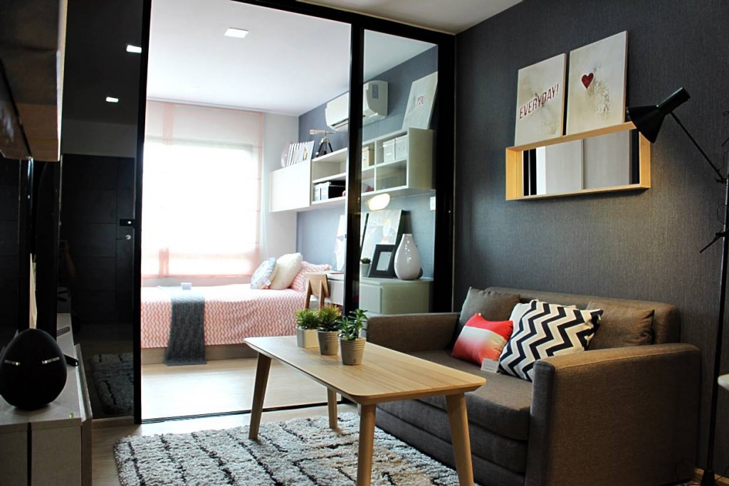 มุมมองภายในห้องนั่งเล่น พื้นห้องนั่งเล่นและห้องครัวปูด้วยไวนิลลายไม้  ในส่วนของผนังจะเป็นยิปซัมบอร์ดฉาบเรียบทาสี ระยะความสูงจากพื้นถึงฝ้า 2.4 ม. ดวงไฟเป็นแบบดาวน์ไลท์