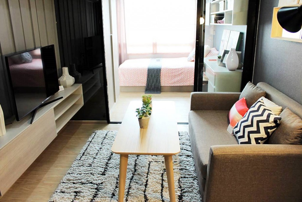 พื้นที่ห้องนั่งเล่นจะแบ่งเป็น 2 ฝั่ง ด้านขวามือเป็นโซฟาขนาด 3 ที่นั่ง ดีไซน์มาเฉพาะสำหรับโครงการนี้ พร้อมโต๊ะกาแฟขนาด 0.5 x 1.75 เมตร  พื้นที่ว่างระหว่างทั้ง 2 ฝั่งประมาณ 1.5 เมตร โดยประมาณ