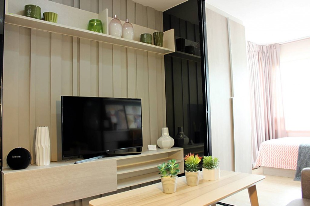 ด้านซ้ายมือ เป็นชั้นวางทีวีบิลท์อินแบบลอยตัว พร้อมชั้นวางของด้านบน ส่วนผนังห้องจริงจะเป็นแบบฉาบเรียบสีขาว