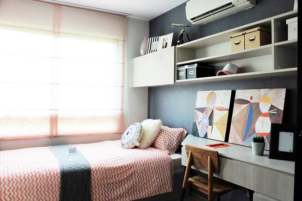 พื้นที่ภายในห้องนอนประกอบไปด้วยโต๊ะทำงาน และเตียงบิลท์อินติดกำแพง พร้อมชั้นวางของ