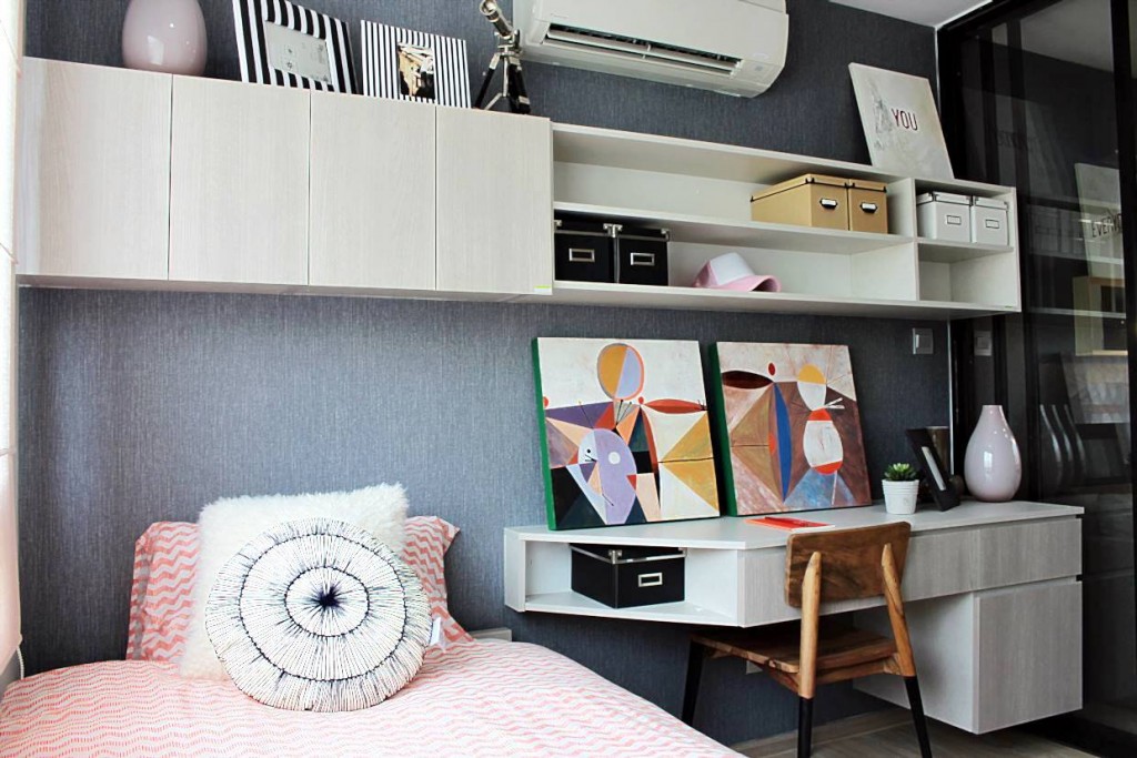 ชั้นวางของบิลท์อินเหนือหัวเตียง ซึ่งมีทั้งแบบ เปิดและแบบปิด บนหัวเตียงเพื่อป้องกันการตกใส่หัว ห้องนี้จะได้รับแอร์ขนาด 9000 BTU