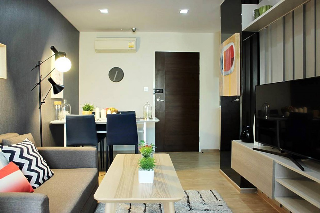 มุมมองภายในห้อง จากห้องนอนเล็กทำให้เห็นการจัดวางและสัดส่วนของห้อง ซึ่งห้องครัว จะอยู่ฝั่งตรงข้ามกับโต๊ะรับประทานอาหาร