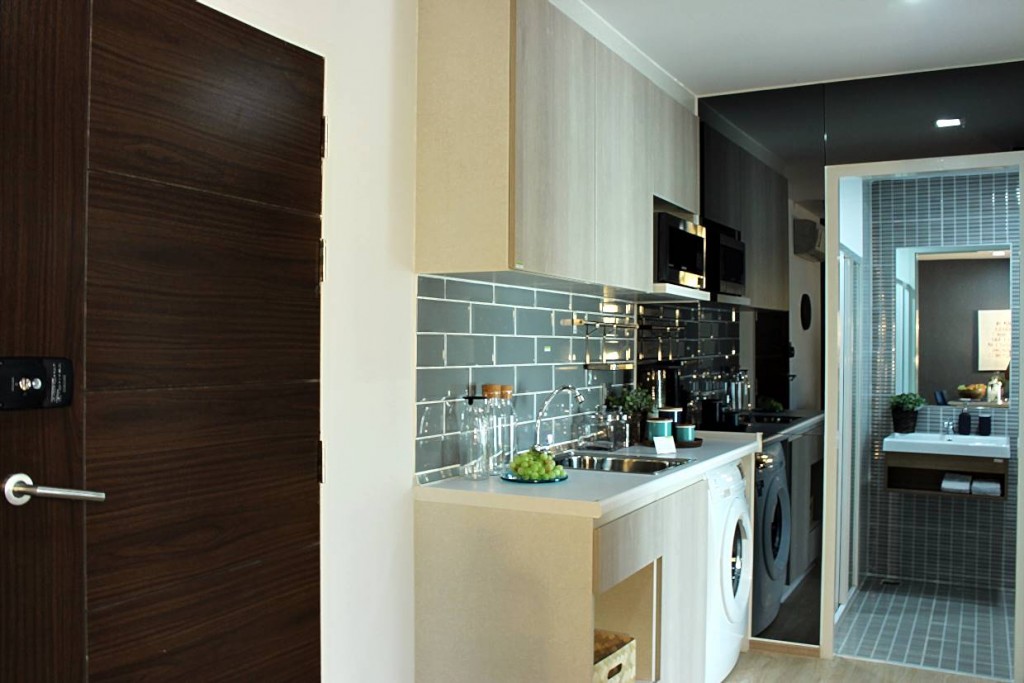 เมื่อเปิดประตูมาจะเจอห้องครัวอยู่ทางซ้ายมือของห้อง