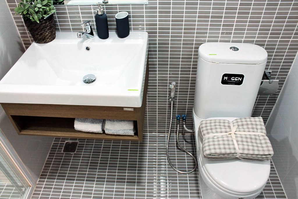 ชุดโถสุขภัณฑ์ เป็นของ Mogen หรือเทียบเท่า อุปกรณ์อื่นๆ ได้แก่ สายชำระ และที่ใส่กระดาษทิชชู เป็นของ American Standard