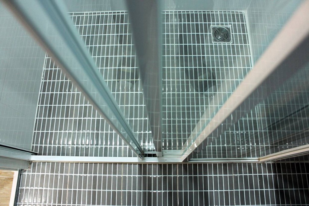 ห้องอาบน้ำขนาด 0.75 x 1 เมตร ที่มาพร้อมกับฉากกันห้องน้ำแบบบานเลื่อน 3 ตอน