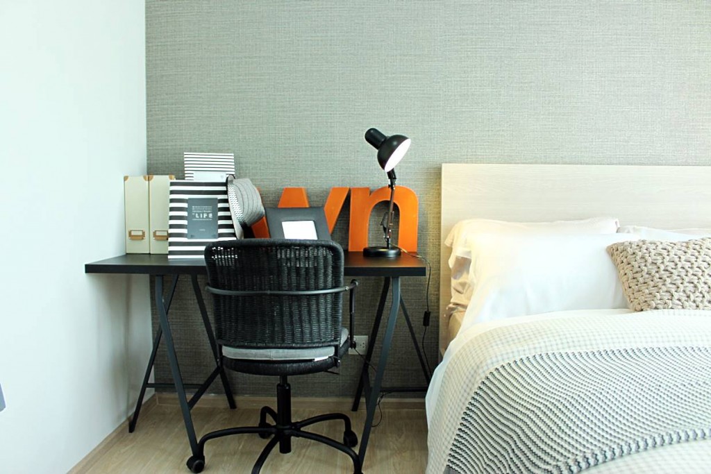 พื้นที่ด้านซ้ายของเตียงเป็นโต๊ะทำงานขนาด 1 เมตร โดยประมาณ ทำให้เห็นว่าภายในห้องมีความกว้างพอสมควร