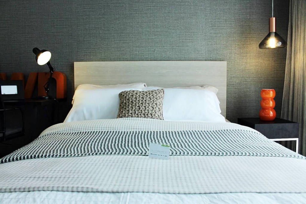 เตียงขนาด 5 ฟุต กับพื้นที่ภายในห้องทำให้เห็นว่ามีพื้นที่ใช้สอยมากทีเดียว เพราะมีพื้นที่ทางเดินอยู่รอบเตียง