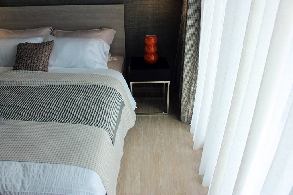 พื้นที่ฝั่งด้านขวาของเตียง ขนาด 0.5 เมตร โดยประมาณ ซึ่งก็ถือว่าสามารถใช้งานได้อย่างลงตัว เดินเข้าเดินออกได้อย่างสบายๆ