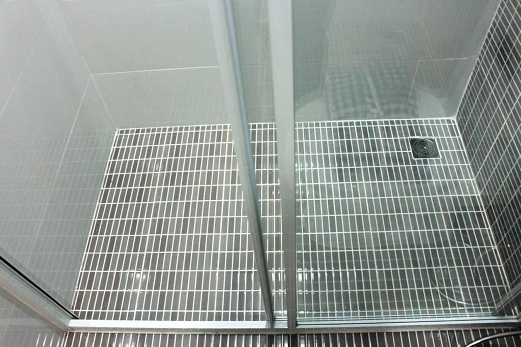 พื้นที่ภายในห้องอาบน้ำขนาด 0.8 x 1.25 ม. โดยประมาณ สามารถเข้าไปอาบพร้อมกันได้ 2 คน