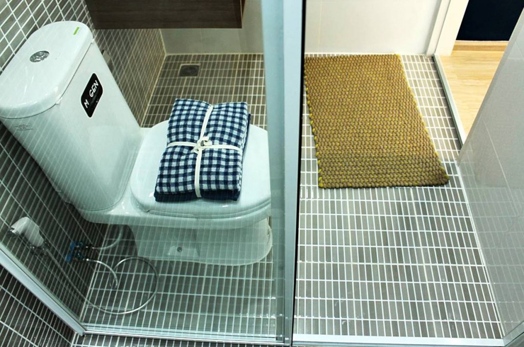 พื้นที่ส่วนแห้งขนาด 1.25 x 2 ม. พร้อมฉากกั้นแบบบานเลื่อน 2 ตอน ขอบอะลูมิเนียมขอบขาว ชุดโถสุขภัณฑ์ เป็นของ Mogen หรือเทียบเท่า สายชำระ และที่ใส่กระดาษทิชชู เป็นของ American Standard