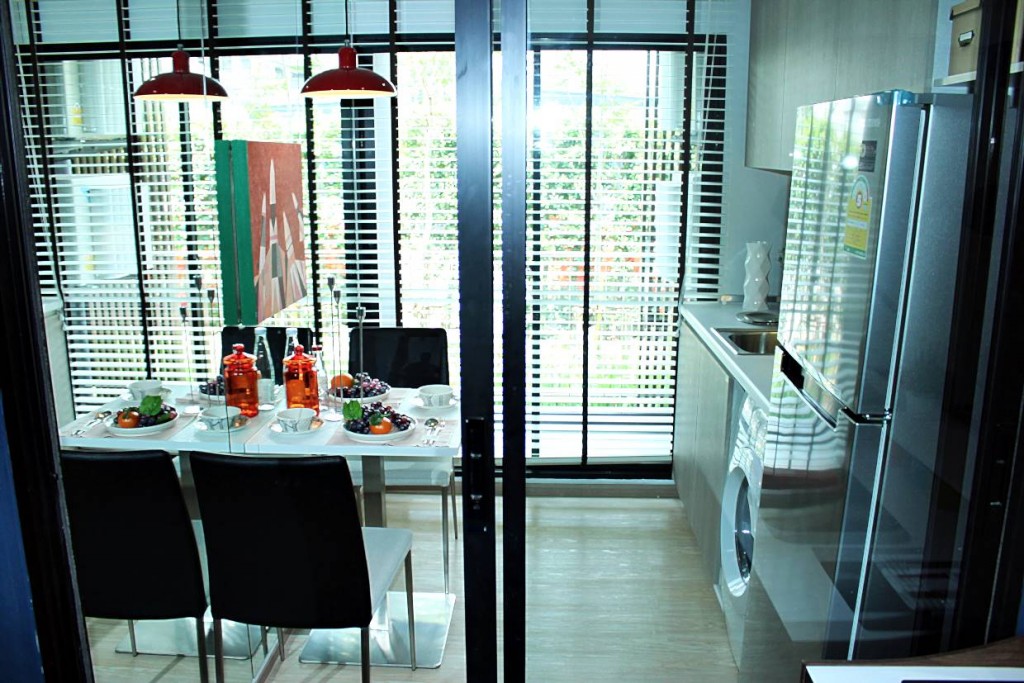 พื้นที่ด้านขวามือด้านหลังของห้องเป็นห้องครัวนอกมีฉากกั้นเป็นสัดส่วน พร้อมโต๊ะรับประทานอาหาร