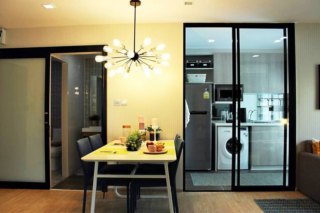 ด้านซ้ายจะเป็นห้องน้ำ โดยห้องน้ำจะแยกออกเป็น 3 ส่วน ถัดมาจะเป็นพื้นที่ของห้องครัวโดยจะมีฉากกั้นเป็นสัดส่วน และสามารถทะลุไปยังระเบียงได้อีกด้วย