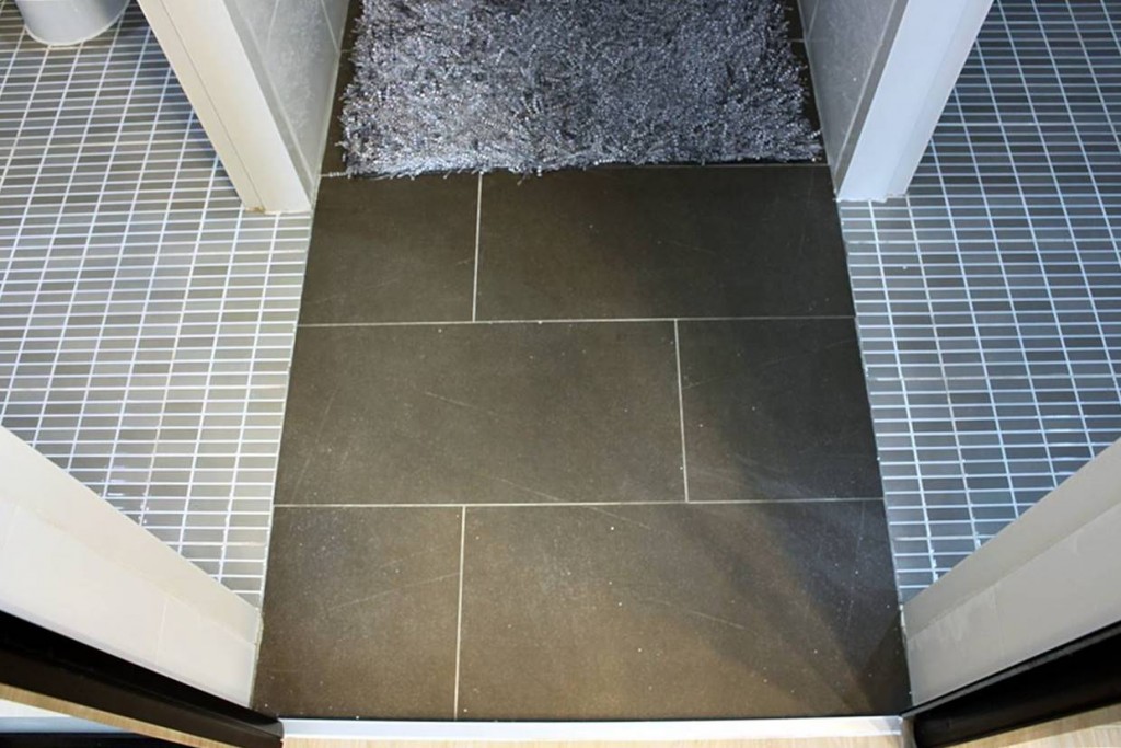 อย่างที่บอกว่าห้องน้ำแบ่งออกเป็น 3 ส่วน ซ้ายมือเป็นห้องน้ำ ตรงกลางเป็นอ่างล้างหน้า ขวามือเป็นห้องอาบน้ำ โดยพื้นตรงกลางจะเป็นพื้นหินธรรมชาติผิวหยาบ