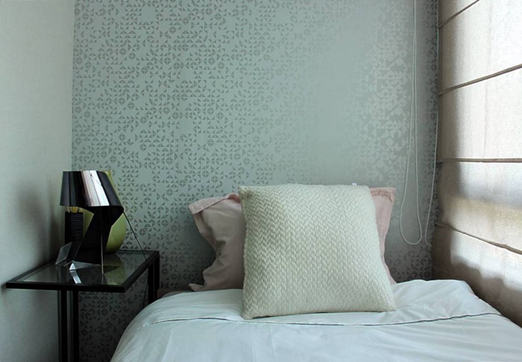 ห้องนอนเล็กสามารถวางเตียงขนาด 3.5 ฟุต แต่ยังมีพื้นที่เหลือทำให้เห็นหน้ากว้างบริเวณเตียงประมาณ 4 ฟุต  จริงๆ เอาชั้นวางออกแล้วบิลท์อินให้เต็มพื้นที่น่าจะดีกว่า แต่ปัญหาที่ตามมาคือขนาดของฟูก ที่หาไม่ได้อยู่ดี