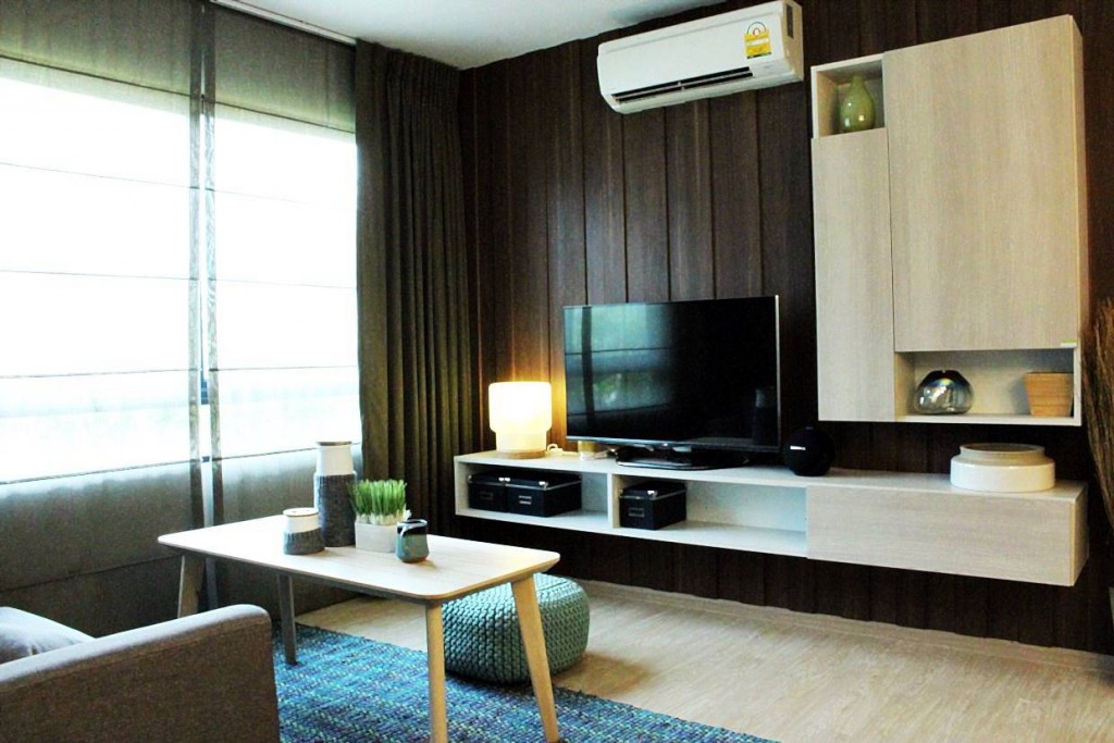 การที่ห้องนั่งเล่นอยู่ติดกับระเบียง ทำให้ภายในห้องดูโปร่งสบาย เปิดรับลมรับแสงได้เป็นอย่างดี จะนั่งหรือนอนเล่นก็ลงตัว