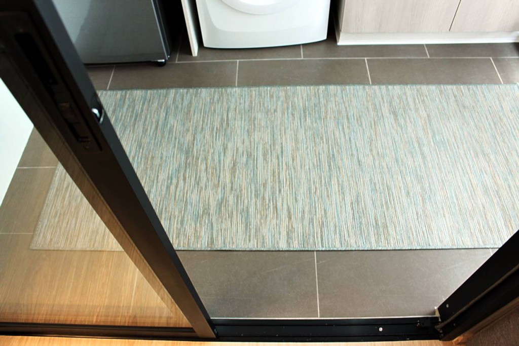 พื้นที่ห้องครัวเป็นแบบปิดมีฉากกั้นกระจกแบบบานเลื่อน 2 ตอน เพื่อกันกลิ่นอาหารเข้ามาภายในห้อง