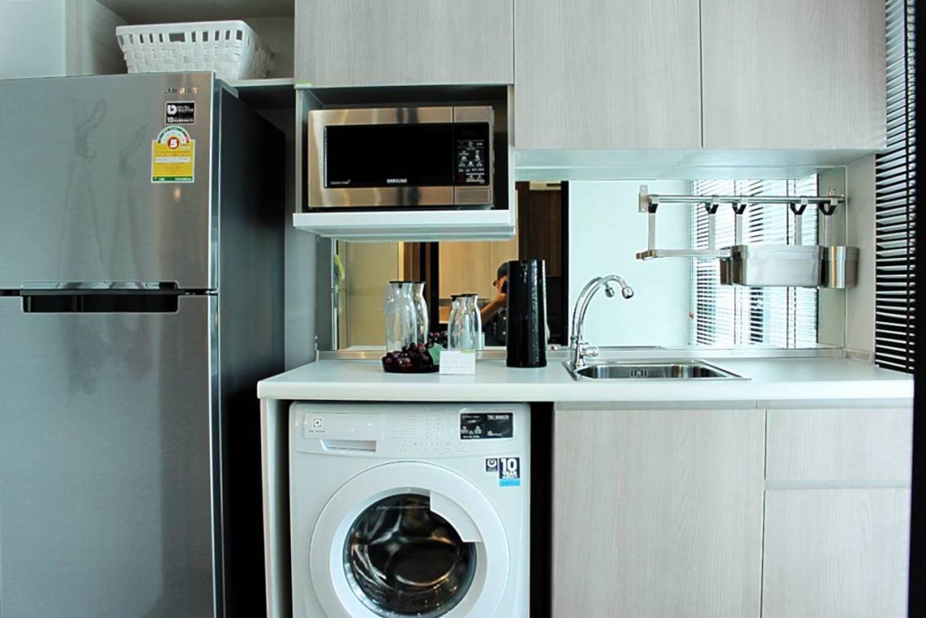 พื้นที่ห้องครัวเป็นแบบปิดมีฉากกั้นกระจกแบบบานเลื่อน 2 ตอน เพื่อกันกลิ่นอาหารเข้ามาภายในห้อง