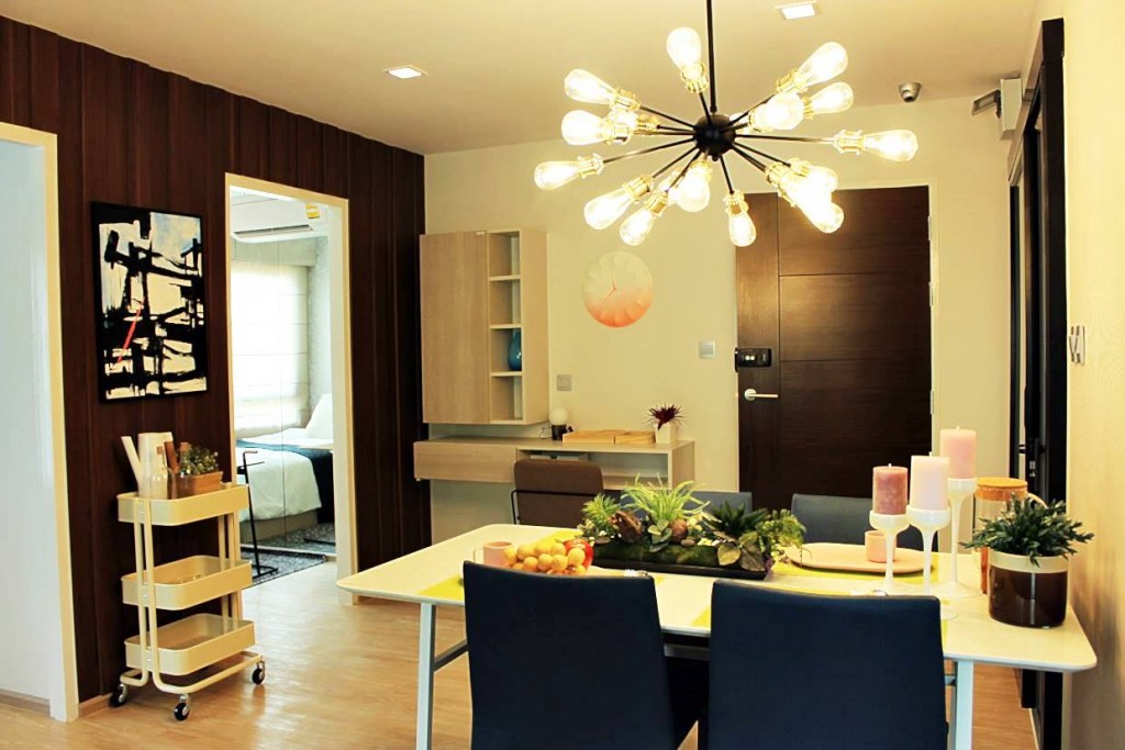 กลับมายังพื้นที่ส่วนกลาง ออกมาจากห้องครัวก็จะมีโต๊ะกินข้าวขนาด 4 ที่นั่ง ซึ่งก็ถือว่าเป็นห้องที่ถูกออกแบบมาสำหรับครอบครัวโดยเฉพาะ