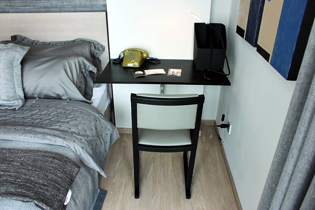 พื้นที่ข้างเตียง และโต๊ะทำงานแบบบิลท์อิน